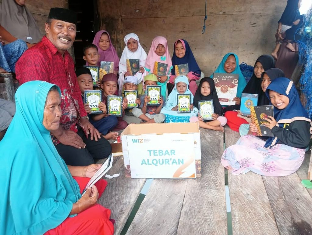 WIZ_GERAI_BUTENG_SALURKAN_AL-QURAN_DAN_IQRO_MELALUI_PROGRAM_TEBAR_QURAN_NUSANTARASultra.wiz_.or_.idE293_WIZ_Gerai_Buton_Tengah_melaksanakan_penyalura_Al_Quran_dan_Buku_Iqra_di_Jembatan_Layang2C